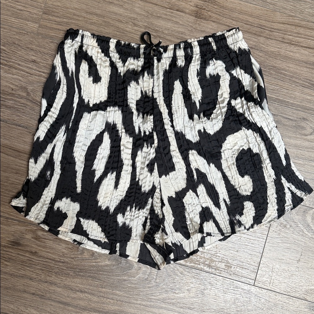 Crinkle Stylish Black and White Women's Shorts